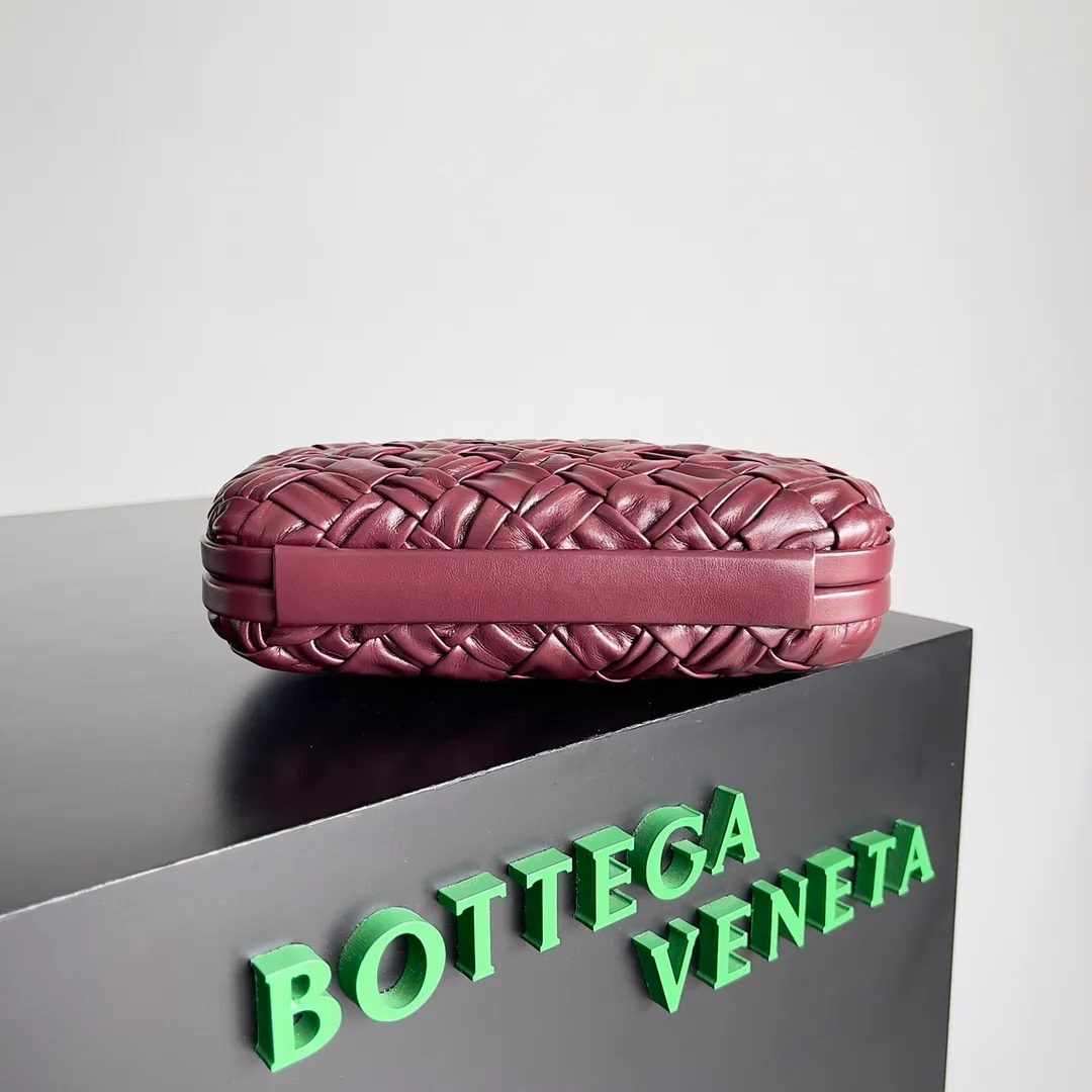 Batch 1860 BV Knot | The classic return of the evening bag. Original leather ➕ Stainless steel hardware ➕ 24k real gold plating ➕ Fully handmade. Those who know the history of our brand should have heard that the knot is a story of Bottega Veneta, and it is also one of the more important design elements. Matthieu Blazy's work this season sublimates Knot's classics, with a new knot design and a woven shoulder strap, plus Fouland Intreccio's weaving technology, adding some fashion to the retro and nostalgic feel of the past. Style number: 717622 Size: 20.5*6*12.5